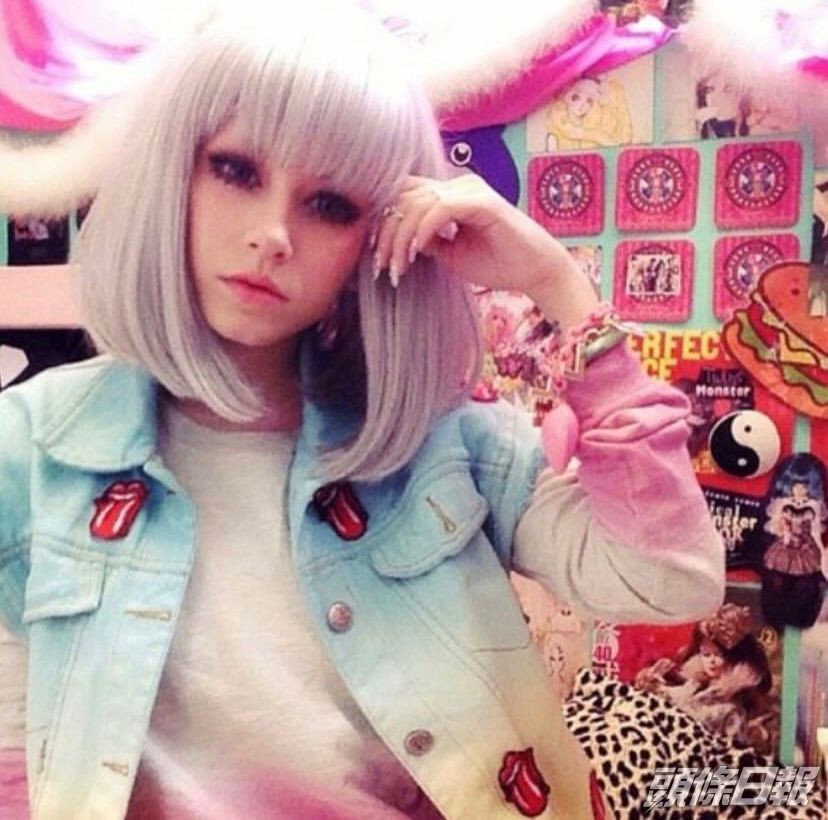 Andi依然不改濃妝艷抹、充滿粉絲色的造型。